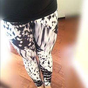 🆕 black and white high waist leggings